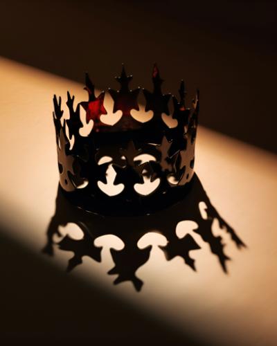 A crown with a shadow on the ground